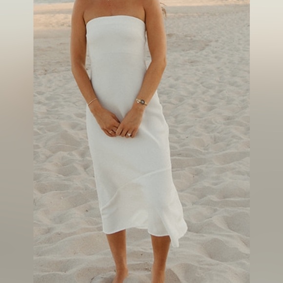 Aritzia Dresses & Skirts - Aritzia Babaton satin maxi dress in light birch